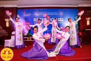 van anh event to chuc su kien mua dan gian mua hoa sen vietnamese lotus dance