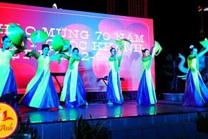 van anh event to chuc su kien mua dan gian mua non la vietnamese dance 1