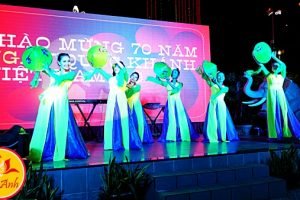 van anh event to chuc su kien mua dan gian mua non la vietnamese dance 3