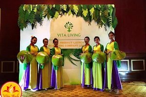 van anh event to chuc su kien mua dan gian mua non la vietnamese dance 5