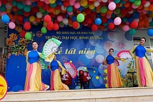 van anh event to chuc su kien mua dan gian mua quat vietnamese dance 11