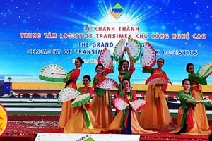 van anh event to chuc su kien mua dan gian mua quat vietnamese dance 13