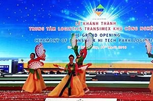 van anh event to chuc su kien mua dan gian mua quat vietnamese dance 14