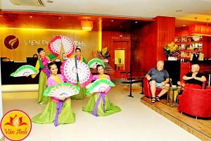 van anh event to chuc su kien mua dan gian mua quat vietnamese dance 9